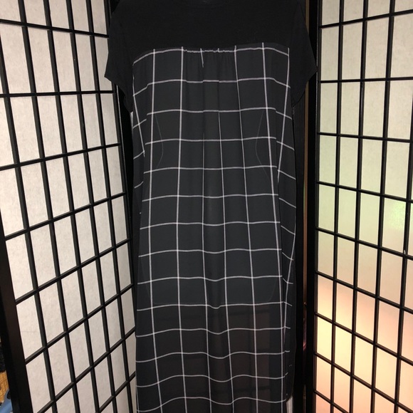 💜 SALE! 3/$15 💜 THE LINE OF STYLE - Hi-Lo Top - Picture 3 of 14